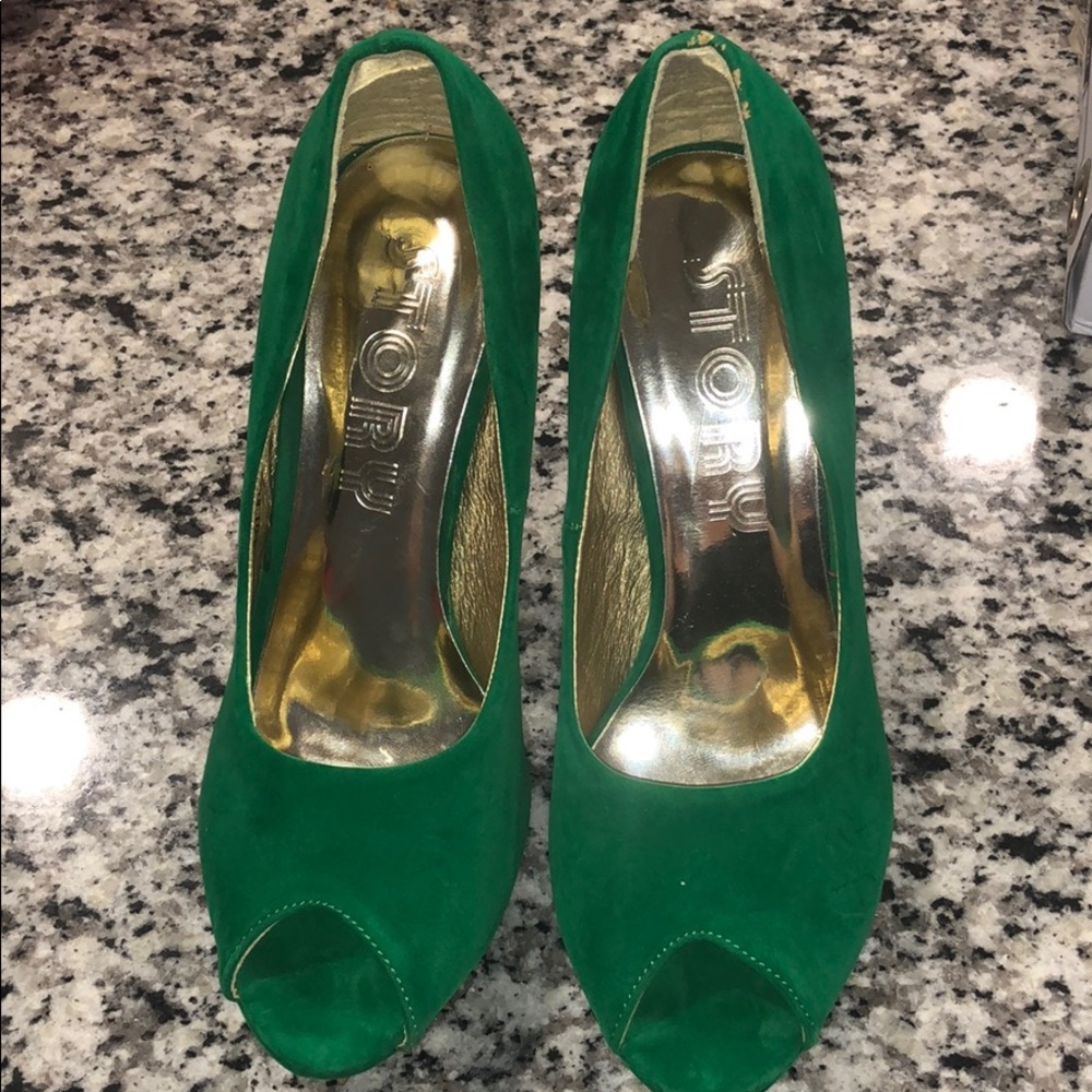 Green peep toe pumps